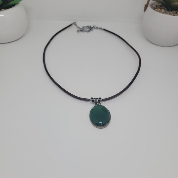 15" Distressed Leather Necklace with Emerald Green Pendant and toggle clasp - Picture 6 of 7